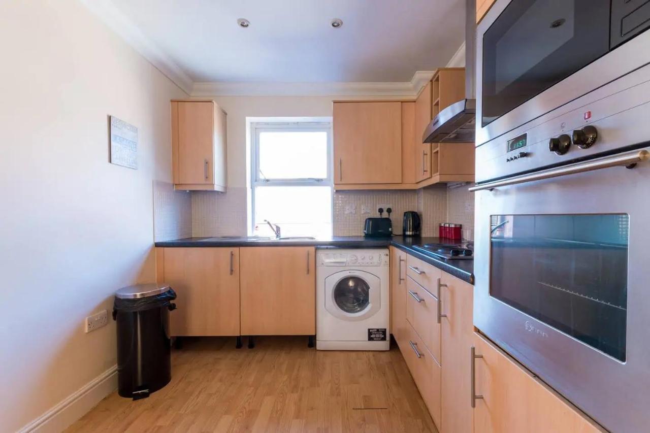 Godwin Court Apartments Суиндън Екстериор снимка