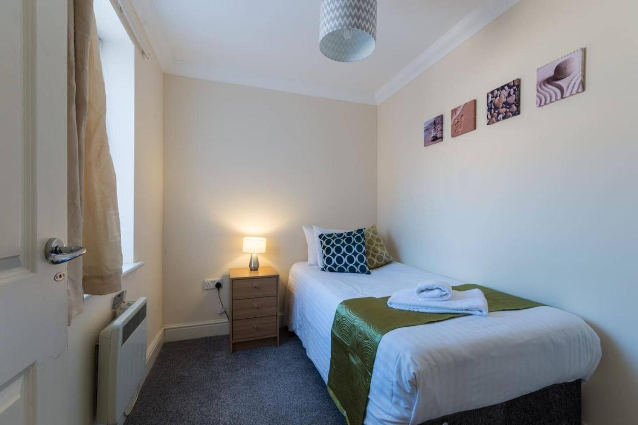 Godwin Court Apartments Суиндън Екстериор снимка