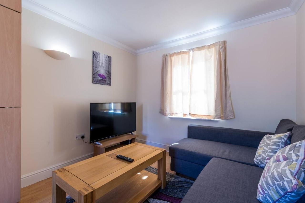 Godwin Court Apartments Суиндън Екстериор снимка