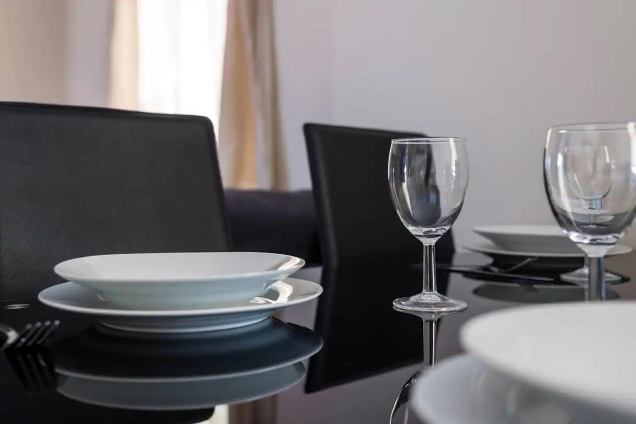 Godwin Court Apartments Суиндън Екстериор снимка