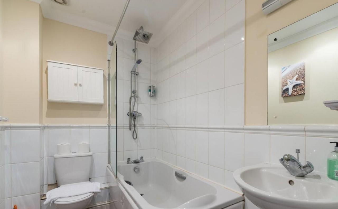 Godwin Court Apartments Суиндън Екстериор снимка