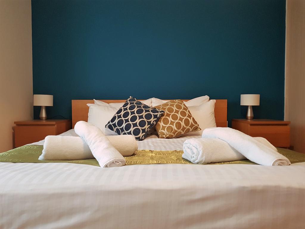 Godwin Court Apartments Суиндън Екстериор снимка